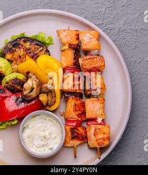 Brochettes de kebab de poisson de saumon grillé avec légumes grillés Banque D'Images