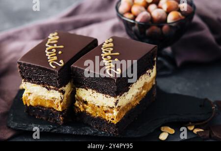 Gâteau moelleux snickers sur planche de pierre Banque D'Images