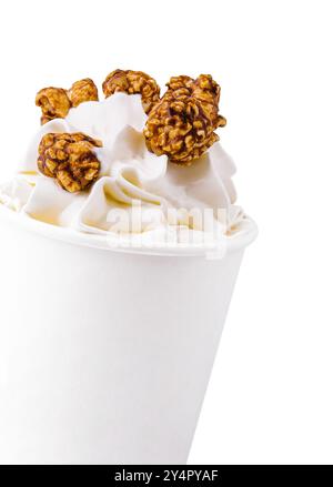 Milkshake avec sirop de caramel et pop-corn Banque D'Images