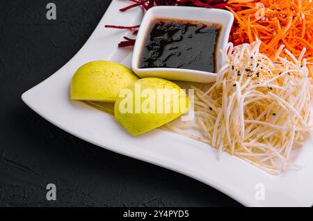 Salade de carottes, betteraves et racines de céleri râpées Banque D'Images