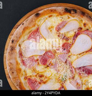 Délicieuse pizza à la viande avec salami, jambon et fromage Banque D'Images