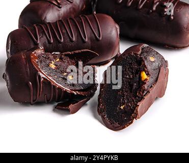 Gâteau au chocolat pomme de terre sur blanc gros plan Banque D'Images