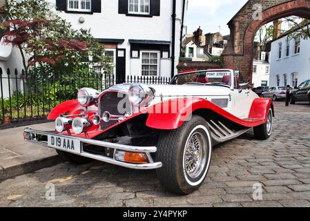 Une voiture vintage classique se dresse gracieusement le long de Pont Street dans le quartier de Kensington à Londres, entourée de bâtiments pittoresques. Banque D'Images