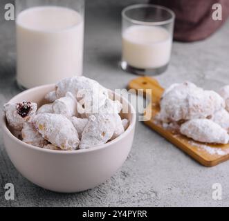 Biscuits faits maison torsadés, saupoudrés de sucre en poudre Banque D'Images