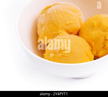 Crème glacée à la mangue, sorbet dans une assiette Banque D'Images