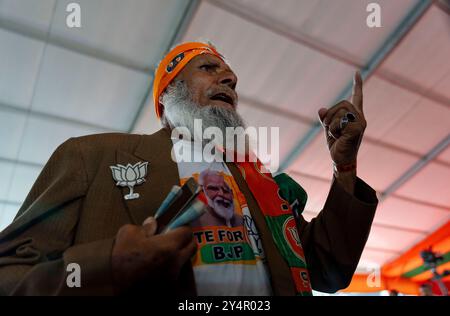 Un partisan du Parti Bharatiya Janta (BJP) crie des slogans lors d'un rassemblement électoral. Avec le rassemblement du premier ministre Modi à Srinagar, le BJP vise à obtenir le soutien de ses candidats dans la vallée, où le parti n'a jamais remporté de siège. Un jour après que la première phase des élections de l'Assemblée du Jammu-et-Cachemire a vu un taux de participation de 59%, Modi a pris la parole lors d'un rassemblement public au stade Sher-e-Cachemire. Sur les 47 sièges au Cachemire, le BJP a présenté des candidats dans 19 circonscriptions, soit moins d'un tiers du total et moins que lors des élections législatives de 2014. (Photo de Idrees Abbas/SOPA images/Sipa Banque D'Images