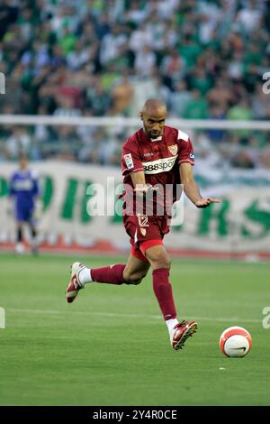 Séville, Espagne, 11 mai 2008, Kanoute frappe la balle dans un derby local tendu entre le Real Betis et le Sevilla FC au stade Ruiz de Lopera. Banque D'Images