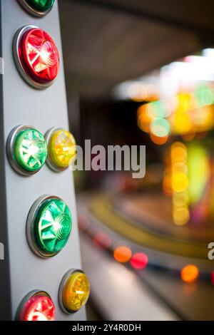 Des lumières brillantes brillent sur le carrousel, créant une atmosphère festive à Sanlucar de Barrameda pendant la foire. Banque D'Images