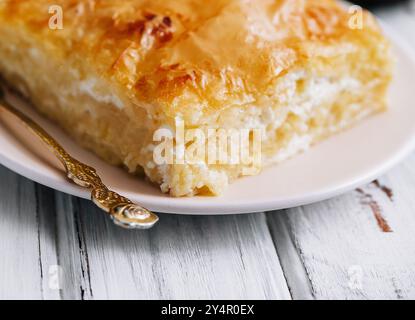 Casserole de fromage cottage sur assiette blanche Banque D'Images