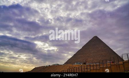 La Grande Pyramide de Khoufou se trouve sur le plateau de Gizeh vu ici un matin nuageux avant l'arrivée des visiteurs Banque D'Images