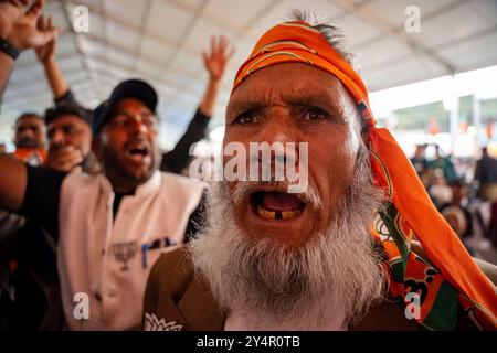 Un partisan du Parti Bharatiya Janta (BJP) crie des slogans lors d'un rassemblement électoral. Avec le rassemblement du premier ministre Modi à Srinagar, le BJP vise à obtenir le soutien de ses candidats dans la vallée, où le parti n'a jamais remporté de siège. Un jour après que la première phase des élections de l'Assemblée du Jammu-et-Cachemire a vu un taux de participation de 59%, Modi a pris la parole lors d'un rassemblement public au stade Sher-e-Cachemire. Sur les 47 sièges au Cachemire, le BJP a présenté des candidats dans 19 circonscriptions, soit moins d'un tiers du total et moins que lors des élections législatives de 2014. (Photo de Idrees Abbas/SOPA images/Sipa Banque D'Images