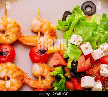 Brochettes de crevettes gourmandes avec salade verte et soupe Banque D'Images