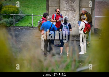 Heilbad Heiligenstadt, Allemagne. 19 septembre 2024. Les amateurs de randonnée prennent part à une visite guidée avec la devise «lieux de souvenir et de commémoration à travers les âges» lors de la 122ème Journée allemande de randonnée 2024. La Journée allemande de la randonnée est un rassemblement annuel de passionnés de randonnée et a lieu du 19 au 22 septembre 2024. Crédit : Swen Pförtner/dpa/Alamy Live News Banque D'Images