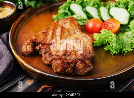 Steaks et légumes grillés dans l'assiette Banque D'Images