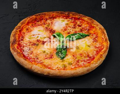 Margherita Pizza au basilic sur pierre noire Banque D'Images