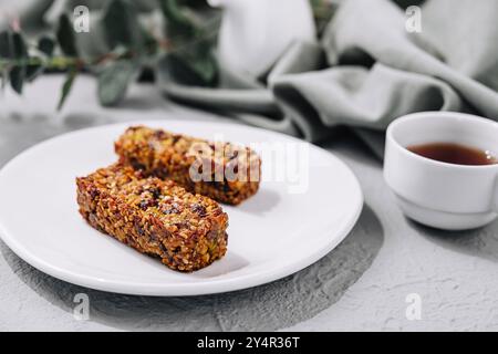 Deux barres granola et tasse de thé Banque D'Images