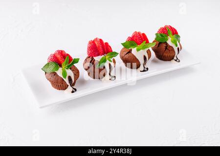 Cupcakes aux fraises sur assiette blanche Banque D'Images