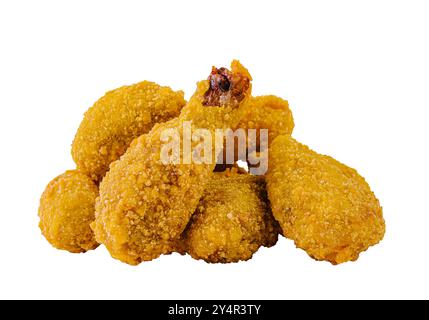 Pilons de poulet frits isolés sur fond blanc Banque D'Images