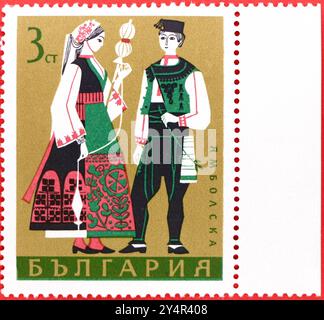 Photo d'un timbre-poste bulgare de 3 stotinka homme et femme de Yambol de la série de costumes folkloriques de 1968 Banque D'Images