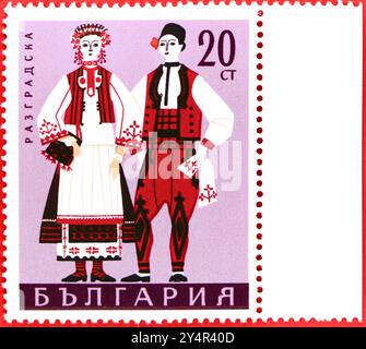 Photo d'un timbre-poste 20 stotinka bulgare homme et femme de Razgrad de la série des costumes folkloriques de 1968 Banque D'Images