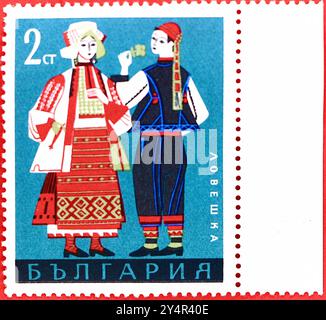 Photo d'un timbre-poste bulgare de 2 stotinka homme et femme de Lovech de la série de costumes folkloriques de 1968 Banque D'Images