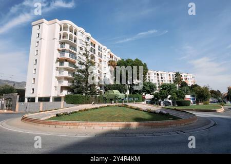 Rond-point avec une sculpture d'un siège 600 et le bâtiment lance del sol en arrière-plan. Banque D'Images