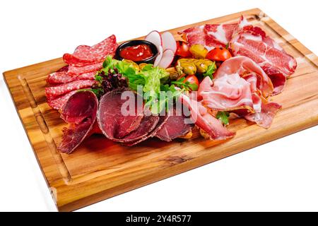 Variété de viandes, saucisses, salami, jambon, olives, disposé sur une planche de bois Banque D'Images