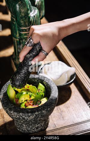 Guacamole dans un mortier avec des copeaux de riz Banque D'Images