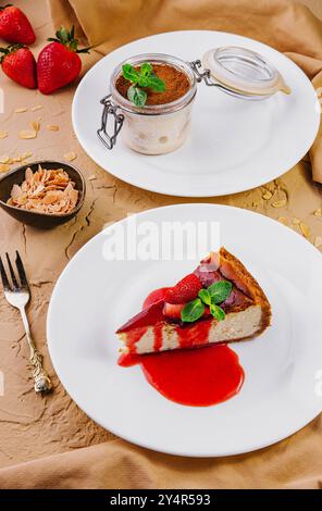 cheesecake avec confiture de fraises et tiramisu dans un bocal en verre Banque D'Images