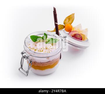 Tiramisu dans un verre avec de la mangue Banque D'Images