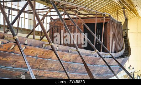 Grand bateau solaire de Khoufou dans cette photo de décembre 2020, faite de bois de cèdre du Liban et découverte en 1954 a été conservée dans le musuem de bateau solaire sur le côté sud de la Grande Pyramide à Gizeh Banque D'Images