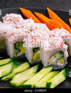 rouleaux de sushi avec bâtonnets de crabe et concombres Banque D'Images