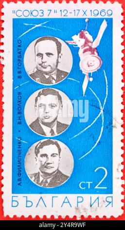 Photo d'un timbre-poste bulgare de 1969 2 stotinka avec une illustration des cosmonautes Soyouz 7 Anatoly Filipchenko Vladislav Volkov et Viktor Gorbatko Banque D'Images