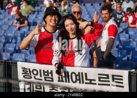 Rotterdam, pays-Bas. 19 septembre 2024. Rotterdam - fans coréens lors de la première manche du nouveau format de la Ligue des Champions 2024/2025. Le match se déroule entre Feyenoord et Bayer 04 Leverkusen au Stadion Feijenoord de Kuip le 19 septembre 2024 à Rotterdam, aux pays-Bas. Crédit : Box to Box Pictures/Alamy Live News Banque D'Images