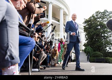 Le président américain Joe Biden s'adresse brièvement aux médias avant de quitter la Maison Blanche pour une excursion d'une journée à Wilmington, puis Philadelphie, à Washington, DC, États-Unis, le 16 septembre 2024. Le président a parlé de la deuxième tentative d’assassinat du candidat républicain à la présidence Donald Trump, se disant heureux que l’ancien président aille bien. Crédit : Jim LoScalzo / piscine via CNP Banque D'Images