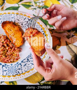 bruschetta à la tomate et au basilic gros plan Banque D'Images