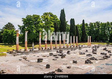 AQUILÉE, ITALIE – 2 JUIN 2024 : Forum romain d'Aquilée. Les ruines de cette ancienne place publique étaient autrefois le centre de la vie politique et commerciale Banque D'Images