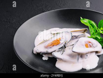 moules dans une sauce crémeuse au fromage bleu et basilic Banque D'Images