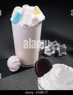 Chocolat chaud avec des guimauves et de la meringue Banque D'Images