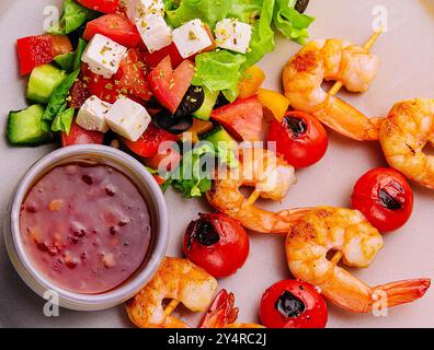 Brochettes de crevettes gourmandes avec salade verte et soupe Banque D'Images