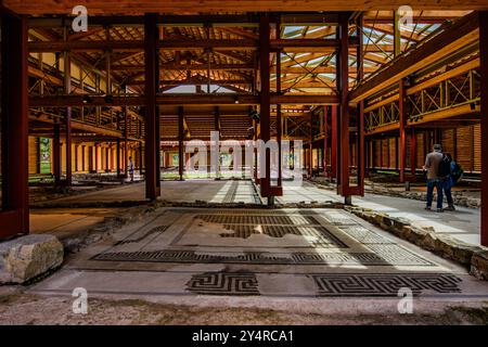 AQUILÉE, ITALIE – 2 JUIN 2024 : Domus de Tito Macro, l'une des plus grandes ruines résidentielles romaines du nord de l'Italie. Cette ancienne maison offre insig Banque D'Images