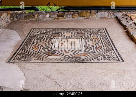 AQUILÉE, ITALIE – 2 JUIN 2024 : Domus de Tito Macro, l'une des plus grandes ruines résidentielles romaines du nord de l'Italie. Cette ancienne maison offre insig Banque D'Images