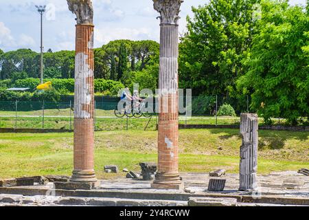 AQUILÉE, ITALIE – 2 JUIN 2024 : Forum romain d'Aquilée. Les ruines de cette ancienne place publique étaient autrefois le centre de la vie politique et commerciale Banque D'Images