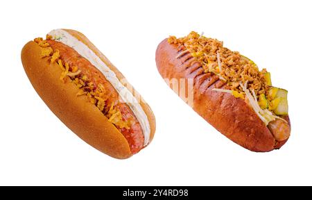 Délicieux hot-dogs grillés gourmands avec moutarde, cornichons, oignons Banque D'Images