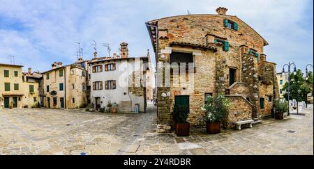 GRADO, ITALIE – 2 JUIN 2024 : rue centrale de Grado, une charmante ville balnéaire connue pour son architecture historique et sa vie locale animée. Un populaire à Banque D'Images