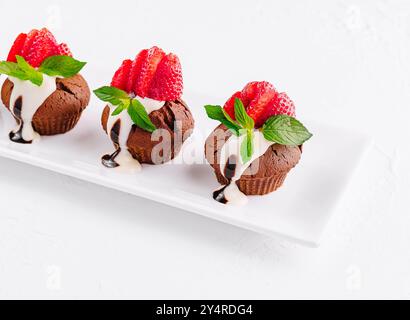 Cupcakes aux fraises sur assiette blanche Banque D'Images