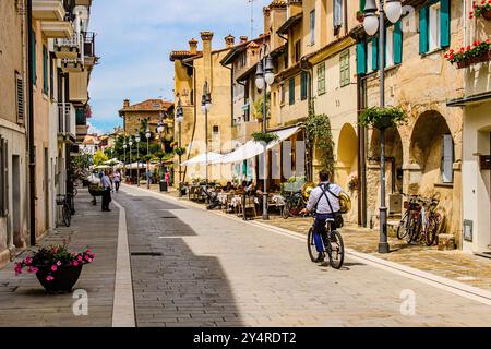 GRADO, ITALIE – 2 JUIN 2024 : rue centrale de Grado, une charmante ville balnéaire connue pour son architecture historique et sa vie locale animée. Un populaire à Banque D'Images