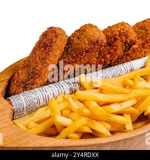 Nuggets panés avec une trempette bbq et frites Banque D'Images