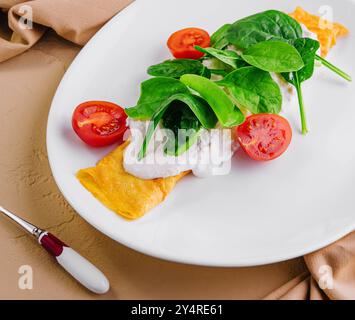 omelette avec tomates et crêpes au fromage cottage pour le petit déjeuner Banque D'Images