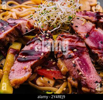 Sarrasin Soba avec canard et légumes en gros plan Banque D'Images